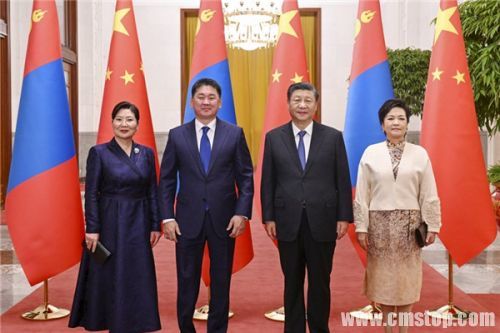 习近平和夫人彭丽媛同呼日勒苏赫和夫人宝勒尔策策格合影。