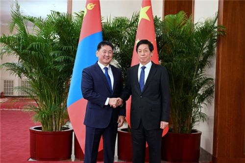 栗战书会见蒙古国总统呼日勒苏赫。