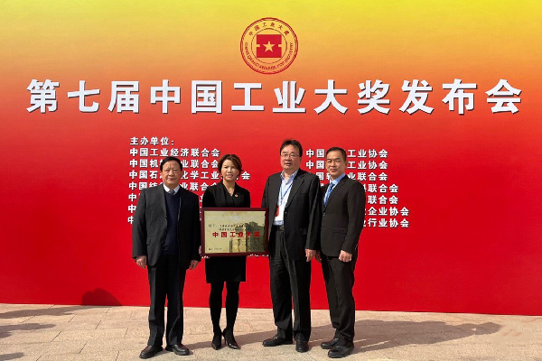 　旺旺集团生产研发群总处长曹永梅代表领奖。