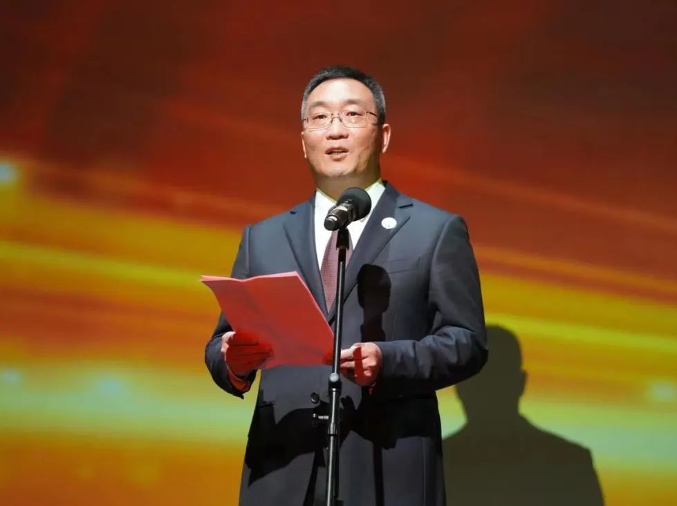 中国剧协分党组成员、副秘书长薛长绪主持开幕式。