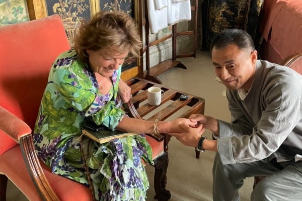深得公爵夫人信任。
