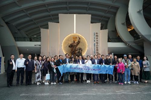 海外华媒代表参访广东海上丝绸之路博物馆。